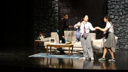 İşitme engellilerin işiten çocukları, Alperen’in yürüyebilmesi için işaret diliyle oyun sahneledi