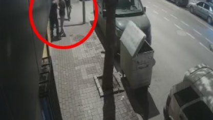 Kaldırımdakilerden kenara çekilmelerini isteyip iş yerine ateş açtı; o anlar kamerada
