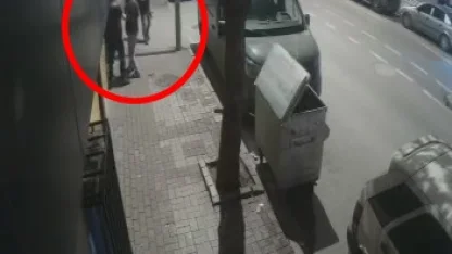 Kaldırımdakilerden kenara çekilmelerini isteyip iş yerine ateş açtı; o anlar kamerada