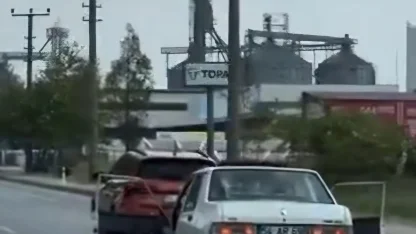 Kapıları açık otomobil ile yolculuk yaptı; o anlar kamerada