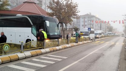 Kayganlaşan yolda kontrolden çıkan tur otobüsü orta refüje çarpıp yolu kapattı