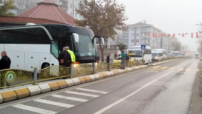 Kayganlaşan yolda kontrolden çıkan tur otobüsü orta refüje çarpıp yolu kapattı