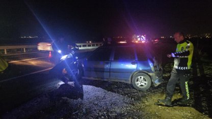 Kendiliğinden yola çıkan otomobil, yolcu otobüsüyle çarpıştı