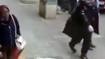 Kendisini evden çıkartan mülk sahibini darbetti; o anlar kamerada