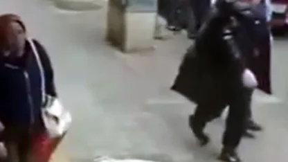 Kendisini evden çıkartan mülk sahibini darbetti; o anlar kamerada