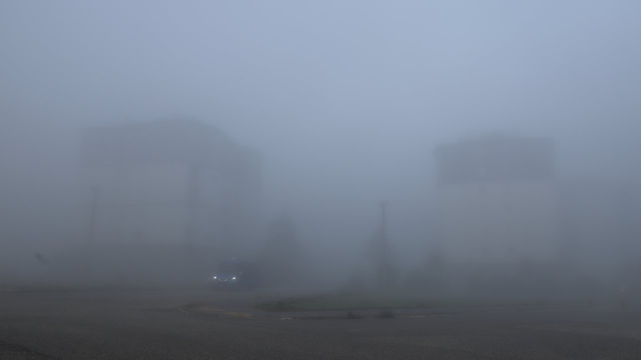Keşan'da yoğun sis; binalar gözden kayboldu