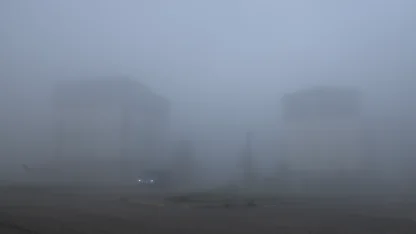 Keşan'da yoğun sis; binalar gözden kayboldu