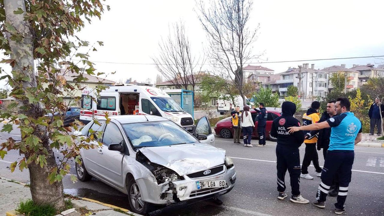 Kırklareli&#039;de otomobiller çarpıştı; 3 yaralı