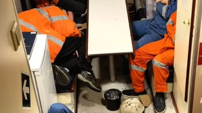 Kocaeli açıklarında gemide yangın; 25 mürettebat kurtarıldı