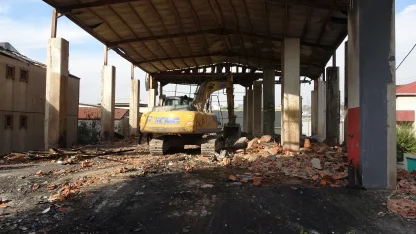 Kocaeli'de 7 kişinin öldüğü yanan kozmetik fabrikasında yıkım çalışması başlatıldı