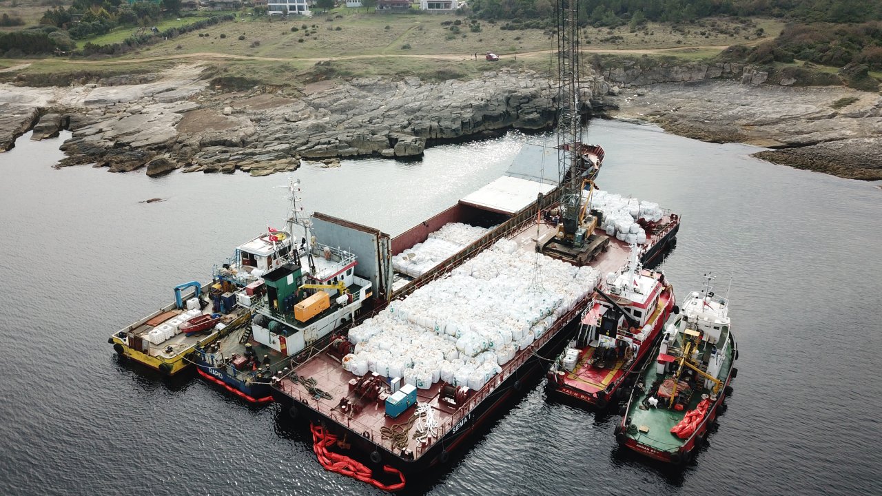 Kocaeli’de karaya oturan gemideki alçının tahliyesi için çalışma başlatıldı