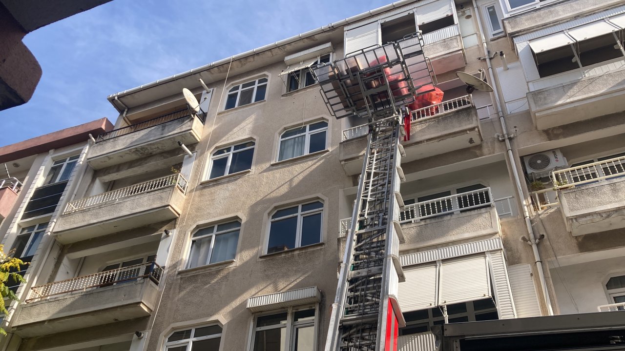 Kocaeli&#039;de kolonlarında çatlak belirlenen 5 katlı bina mühürlendi