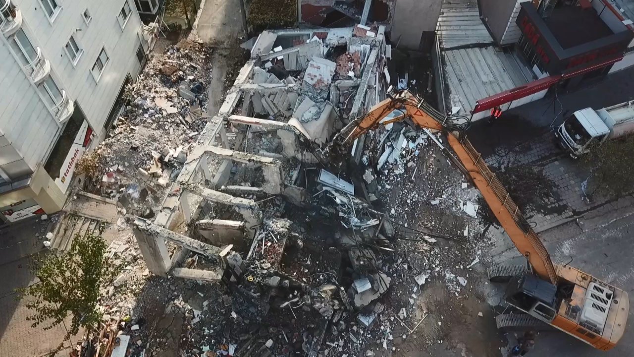 Kocaeli’de yıkılan binanın yakınındaki binalar tahliye edildi; ekipler inceleme başlattı