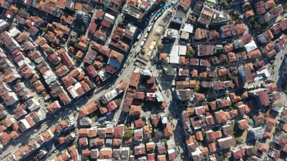 Kocaeli’de yıkılan binanın yakınındaki binalar tahliye edildi; ekipler inceleme başlattı