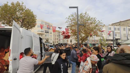 Kurtuluş gününde 'kek' izdihamı; çocuklar ezilme tehlikesi geçirdi