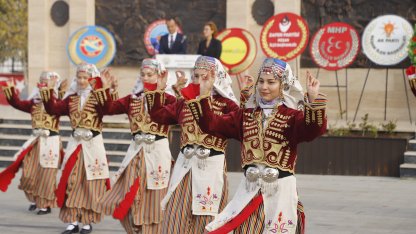 Kurtuluş gününde 'kek' izdihamı; çocuklar ezilme tehlikesi geçirdi/Ek fotoğraflar
