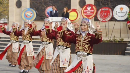 Kurtuluş gününde 'kek' izdihamı; çocuklar ezilme tehlikesi geçirdi/Ek fotoğraflar