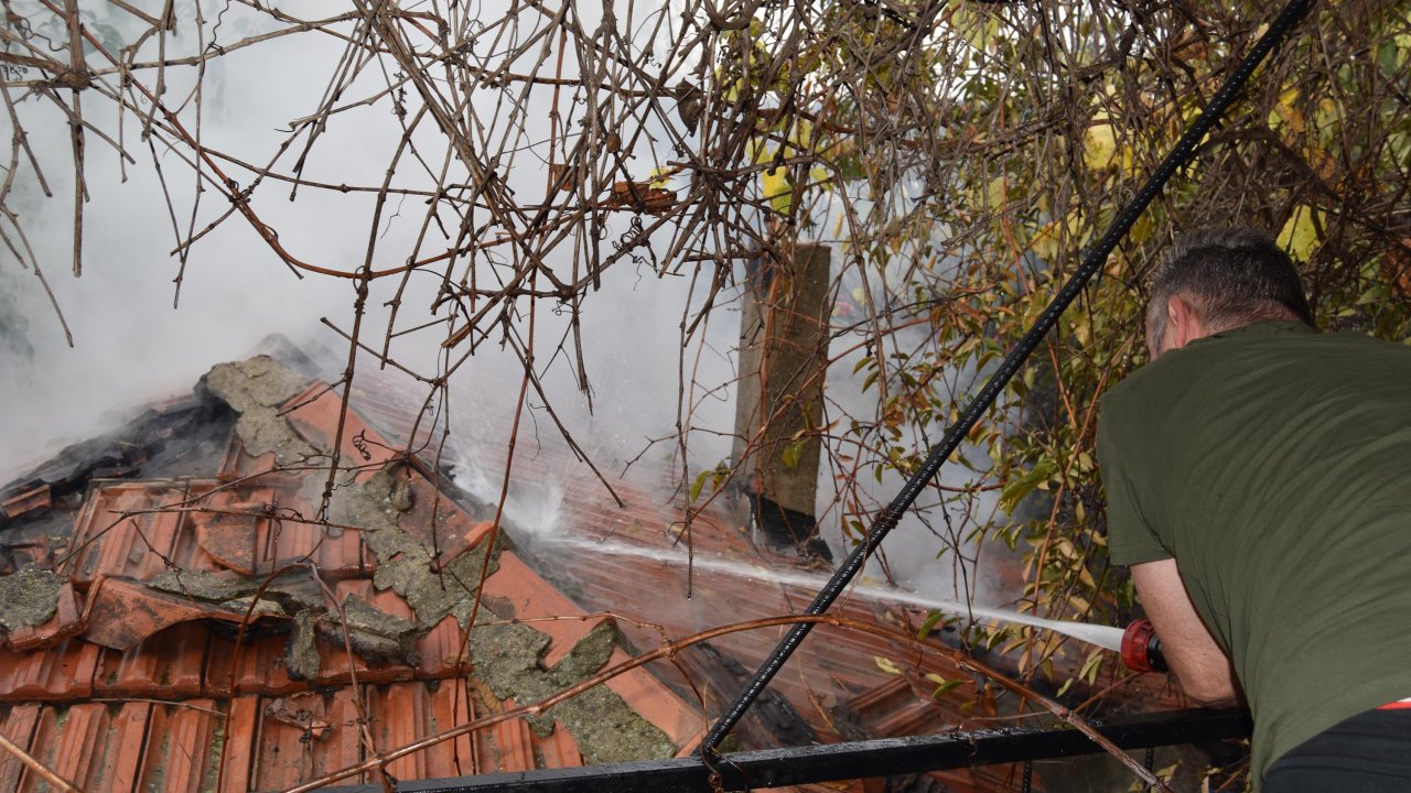 Lüleburgaz&#039;da terk edilmiş evde çıkan yangın söndürüldü