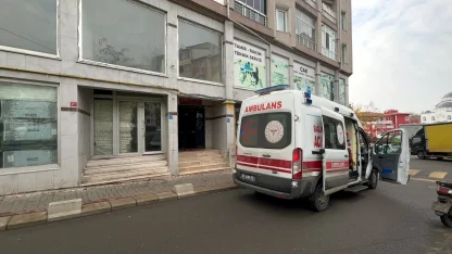 Merdivenlerden düşüp, ağır yaralandı