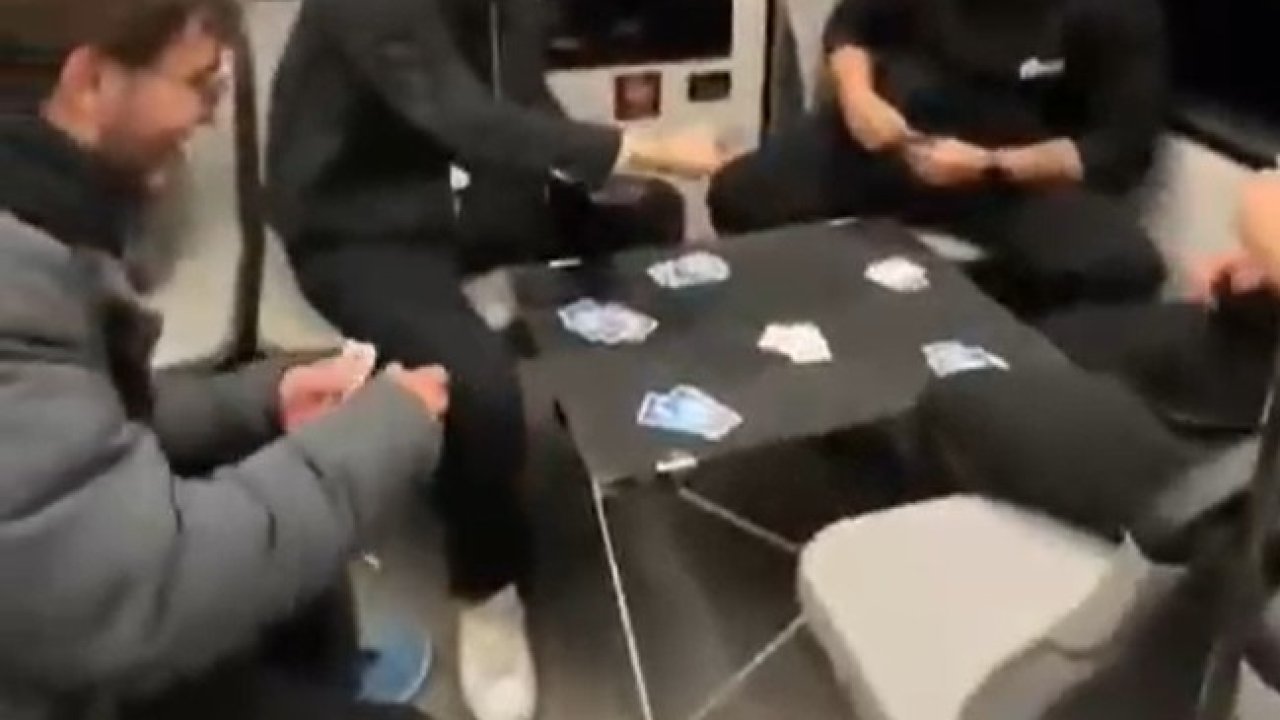 Metroda masa kurup oyun oynadılar