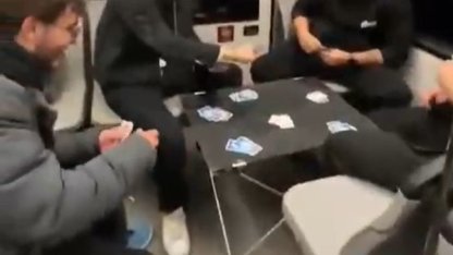 Metroda masa kurup oyun oynadılar