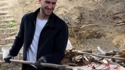 Milli futbolcu, memleketi İznik'te kendi pizzasını hazırlayıp, pişirdi