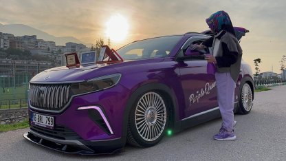 Mor tutkusu hayatına yansıdı; otomobili de bu renkte