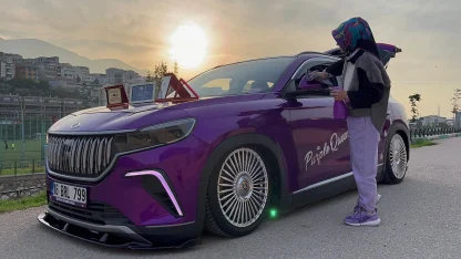 Mor tutkusu hayatına yansıdı; otomobili de bu renkte