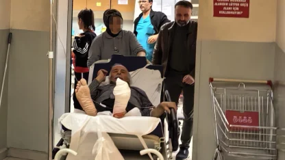 Motorlu testere ile odun keserken ayağından yaralandı