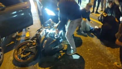 Motosiklet, otomobilin açılan kapısına çarptı; sürücüsü yaralandı