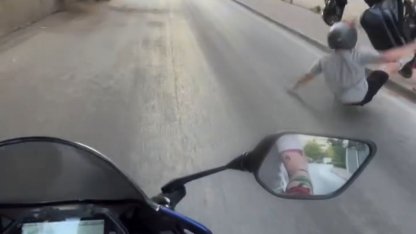 Motosikleti ile tek teker üzerinde giderken kaza yaptı; o anlar kamerada