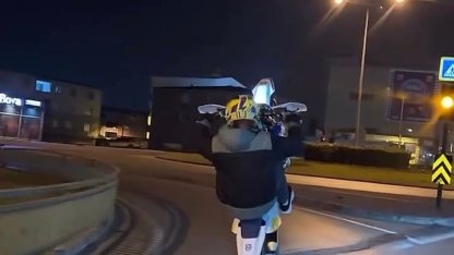 Motosikleti ile tek teker üzerinde ilerleyip, akrobasi hareketleri yaptı