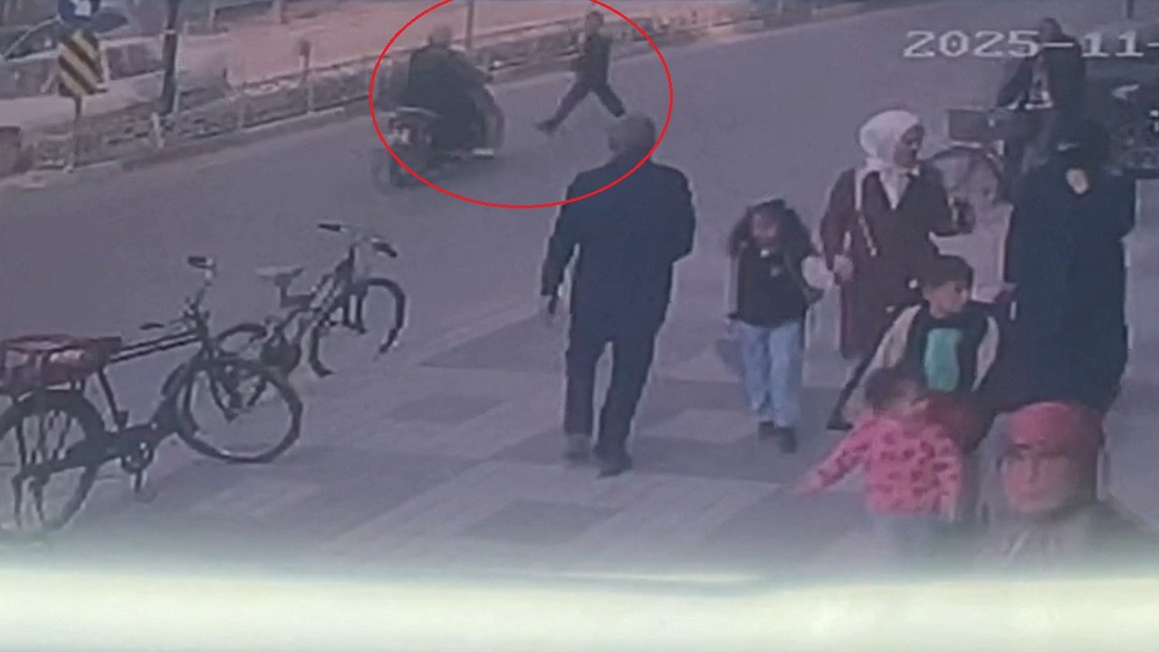 Motosikletin çarptığı yaya yaralandı; kaza kamerada