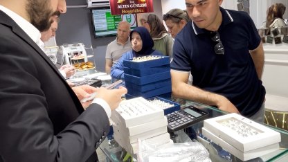 Müşterilerinin 'altın günü'nü kuyumcu dükkanına taşıdı