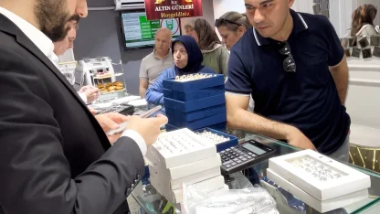 Müşterilerinin 'altın günü'nü kuyumcu dükkanına taşıdı
