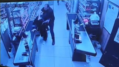 Oğlunu darbettiğini öne sürdüğü market çalışanını yumruklayıp tekmeledi
