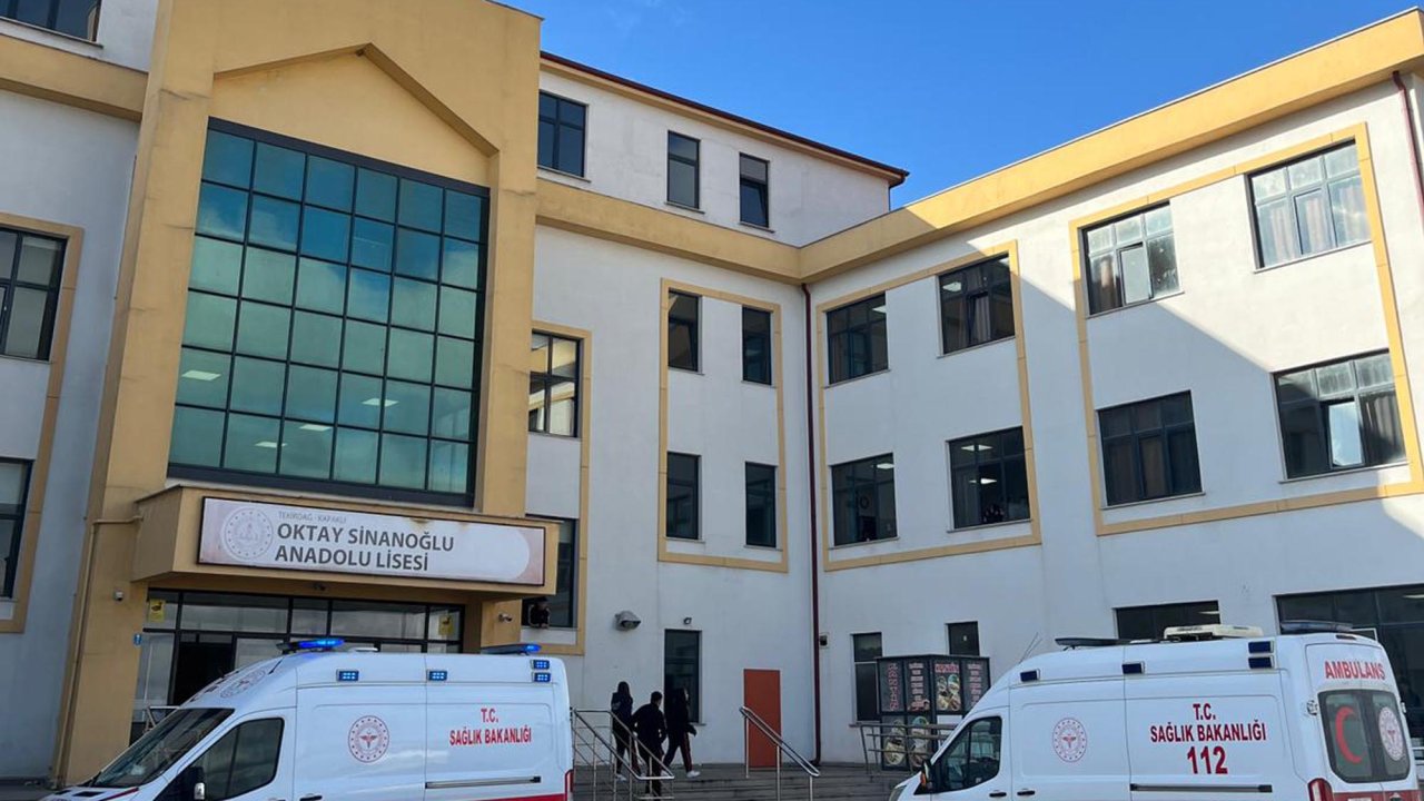 &#039;Öğretmenler Günü&#039;nde evden getirilen yemekleri yiyen 5 lise öğrencisi zehirlenme şüphesiyle hastaneye kaldırıldı