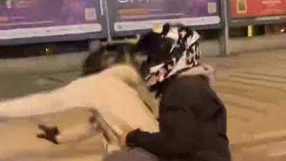 Ön tekerini kaldırmak istediği motosikleti devirdi; kaza anı kamerada