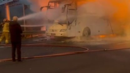 Ortaokul öğrencilerini taşıyan otobüs, alev topuna döndü