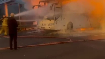Ortaokul öğrencilerini taşıyan otobüs, alev topuna döndü