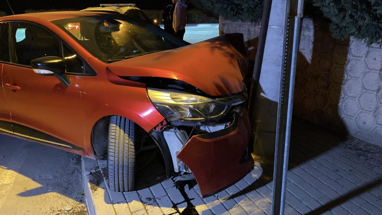Otomobil beton direğe çarptı, sürücü yaralandı