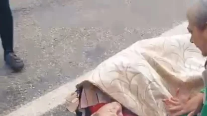 Otomobil, bisikletli grubuna çarptı: 2 yaralı