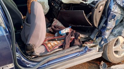 Otomobil, güvenlik şeridinde duran tankere çarptı : 3 kişilik aile yaralandı