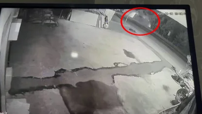 Otomobil ile çarpışan midibüs devrildi: 1’i ağır 8 yaralı