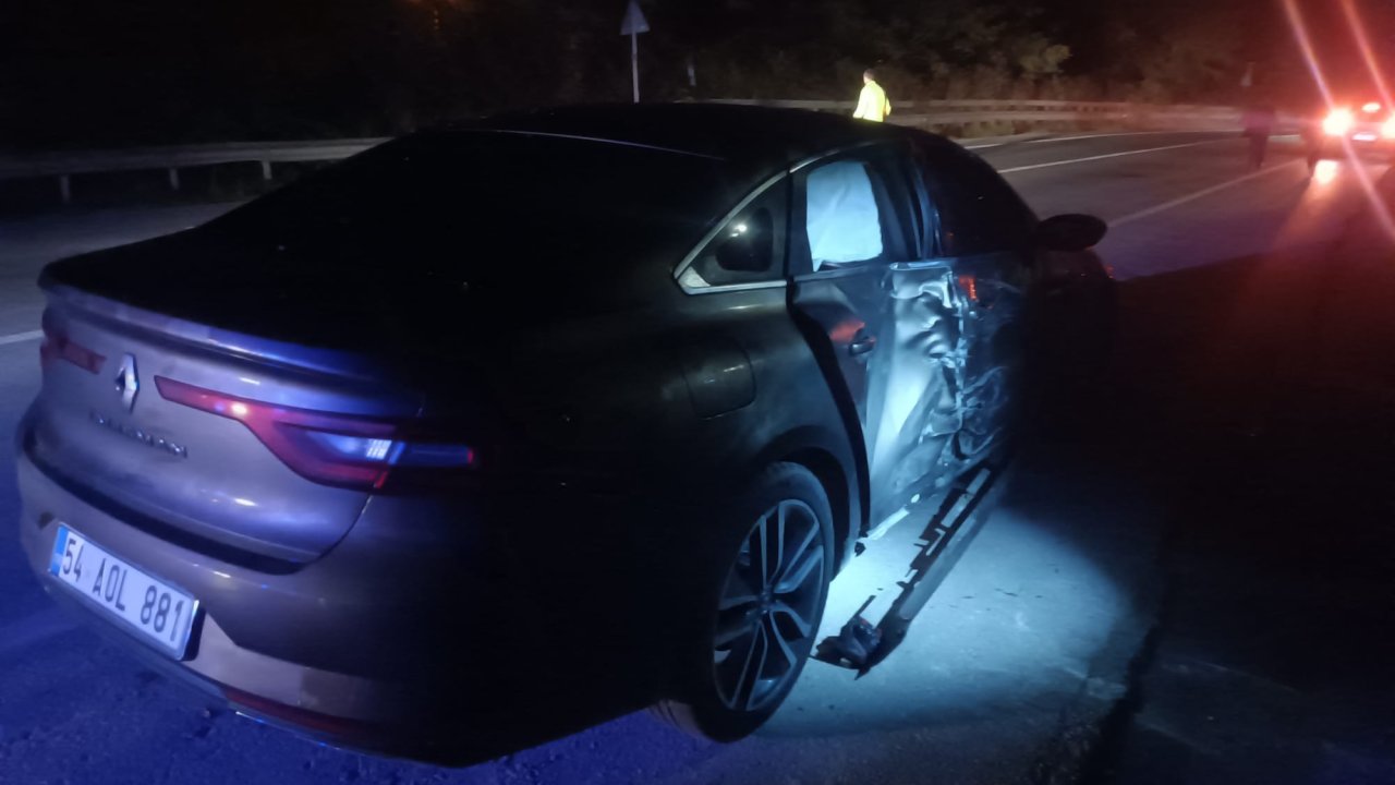 Otomobil ile çarpışan motosiklet yandı: 1&#039;i ağır 2 yaralı