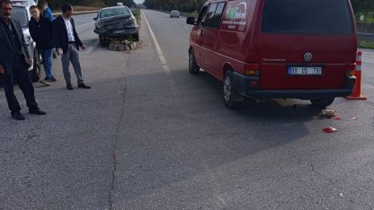 Otomobil ile minibüs çarpıştı; 2 yaralı