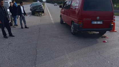 Otomobil ile minibüs çarpıştı; 2 yaralı