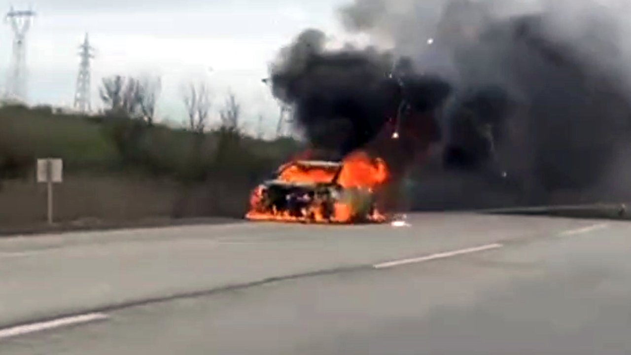 Otomobil, seyir sırasında alev aldı; sürücü son anda kurtuldu