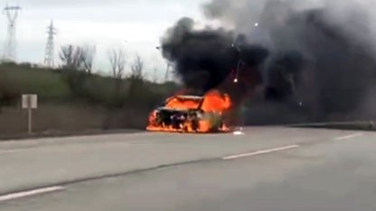 Otomobil, seyir sırasında alev aldı; sürücü son anda kurtuldu