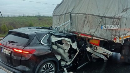 Otomobil, TIR’a arkadan çarptı: 3 yaralı